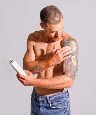 ¿Por qué el cuidado post tatuaje es clave para mantener el color?